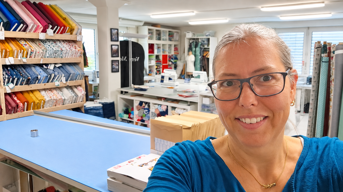 Corinne von frei-made im Nähatelier in Ebikon