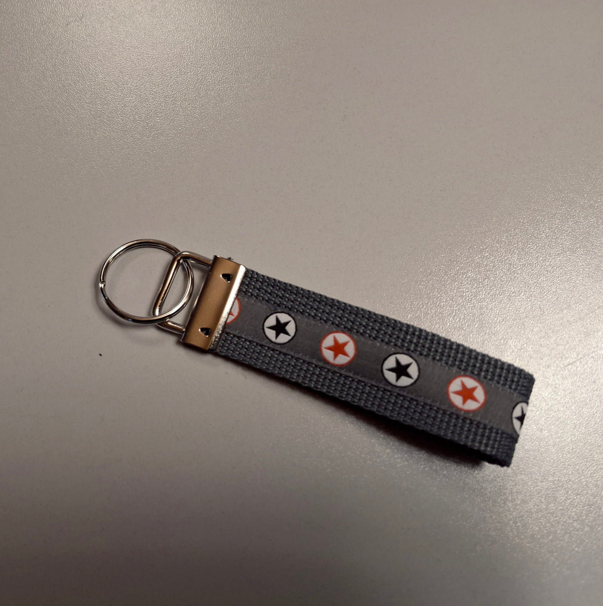 Schlüsselanhänger Sterne orange grau