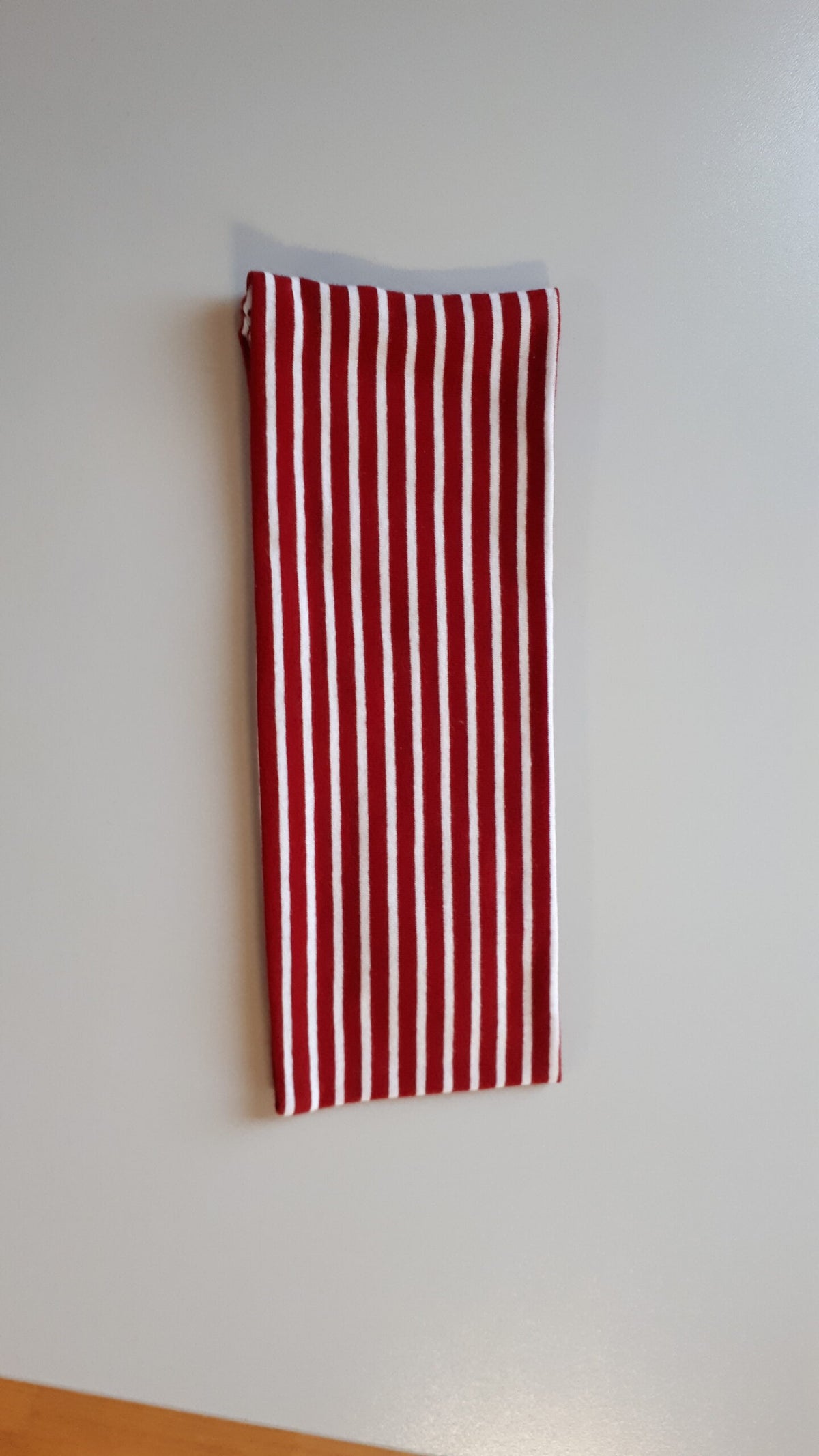 Stirnband dunkelrot weiss gestreift