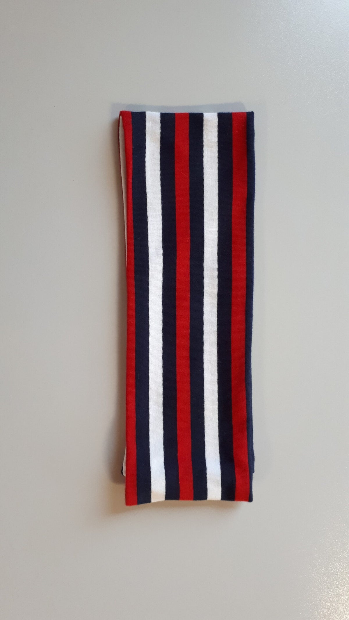 Stirnband dunkelblau weiss rot gestreift