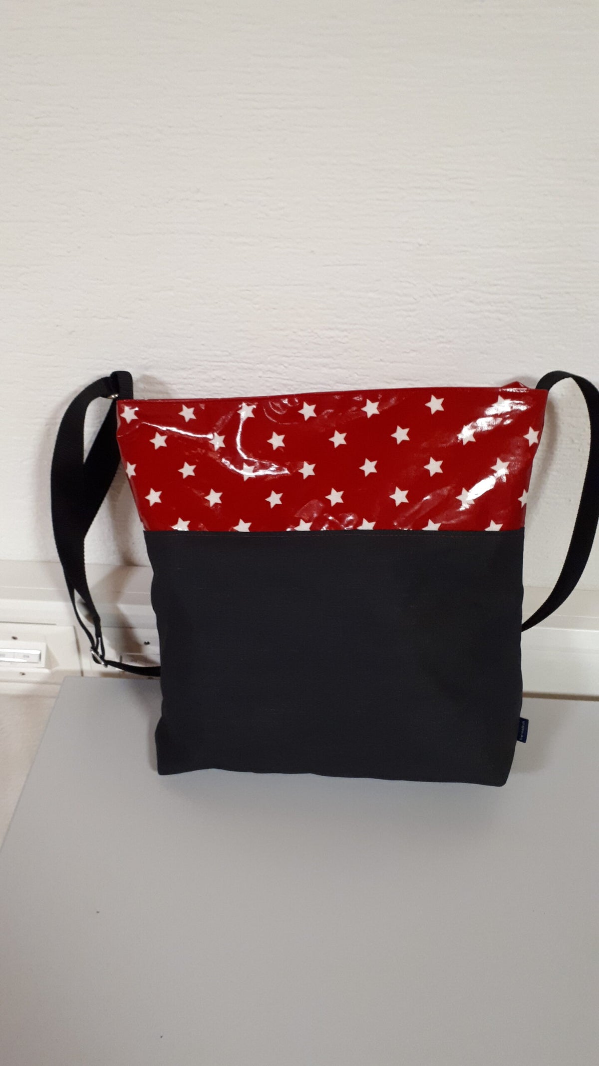 Tasche schwarz - rote Sterne (mittel)