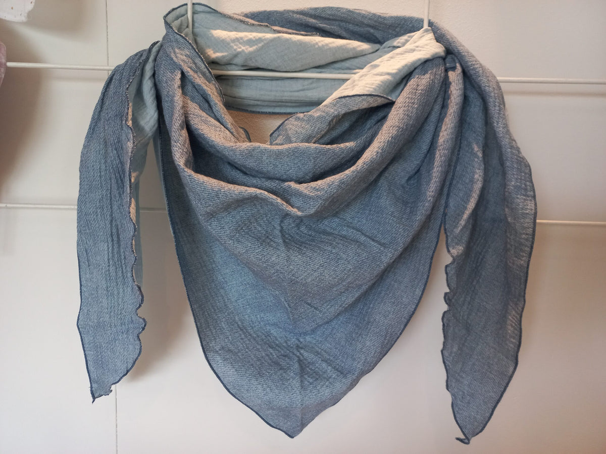 Musselin Dreiecksschal hellblau Jeansdruck