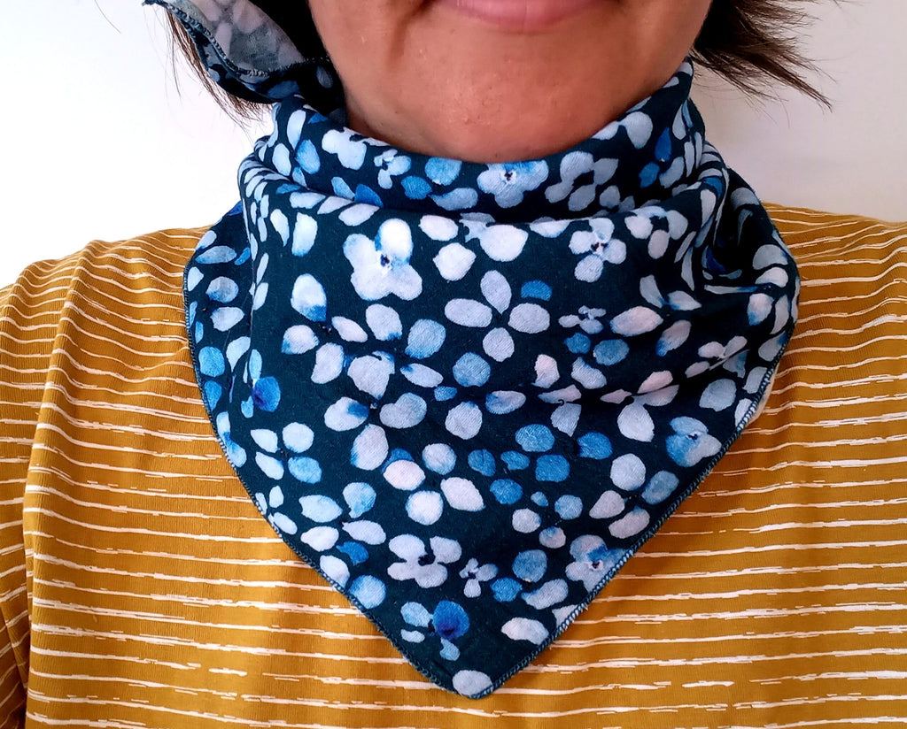 Nuschi 60x60cm - kleine Blumen blau