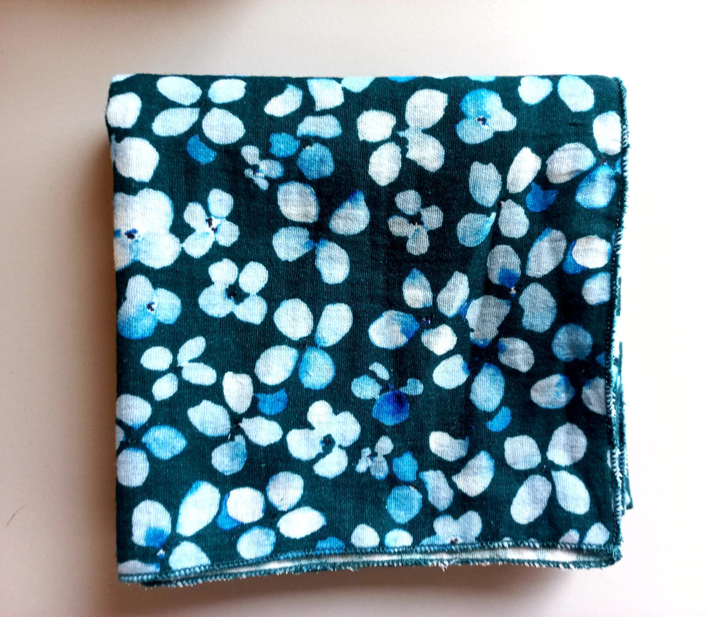 Nuschi 60x60cm - kleine Blumen blau