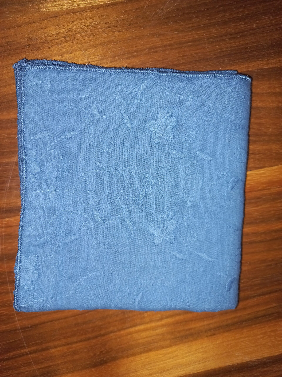 Nuschi 60x60cm - gestickte Blumen blau