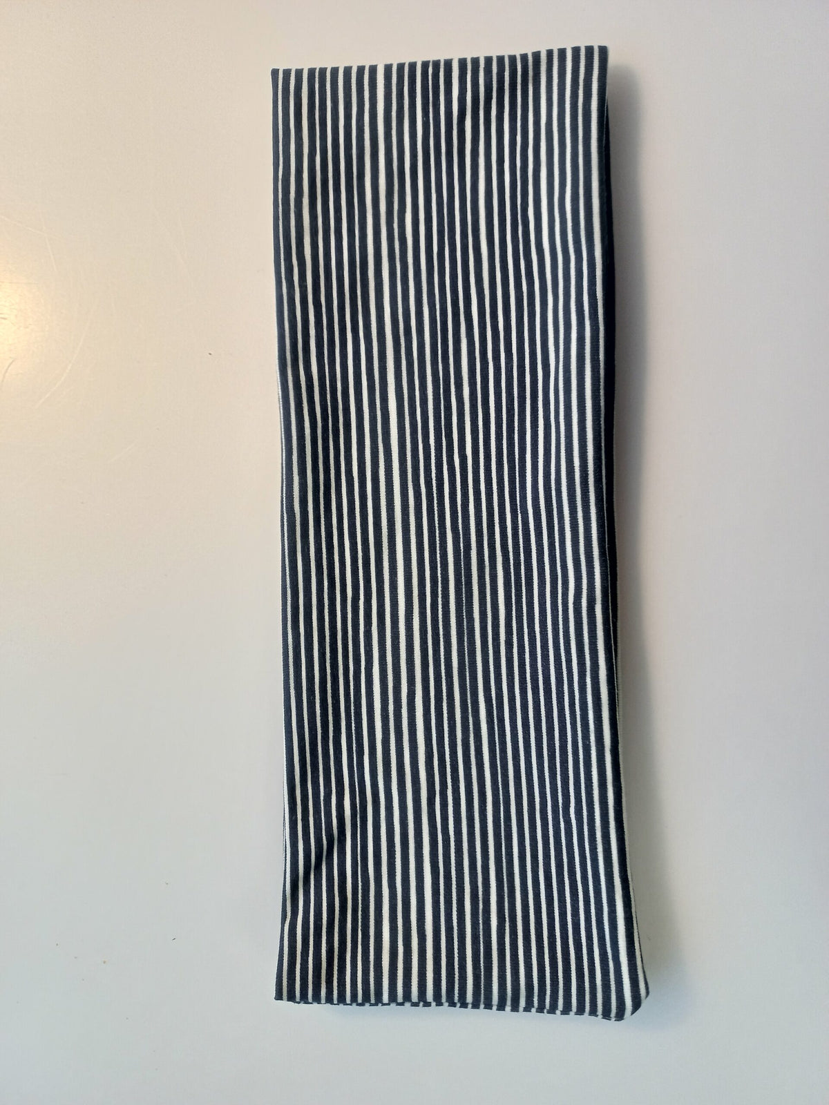 Stirnband feine Streifen schwarz-weiss