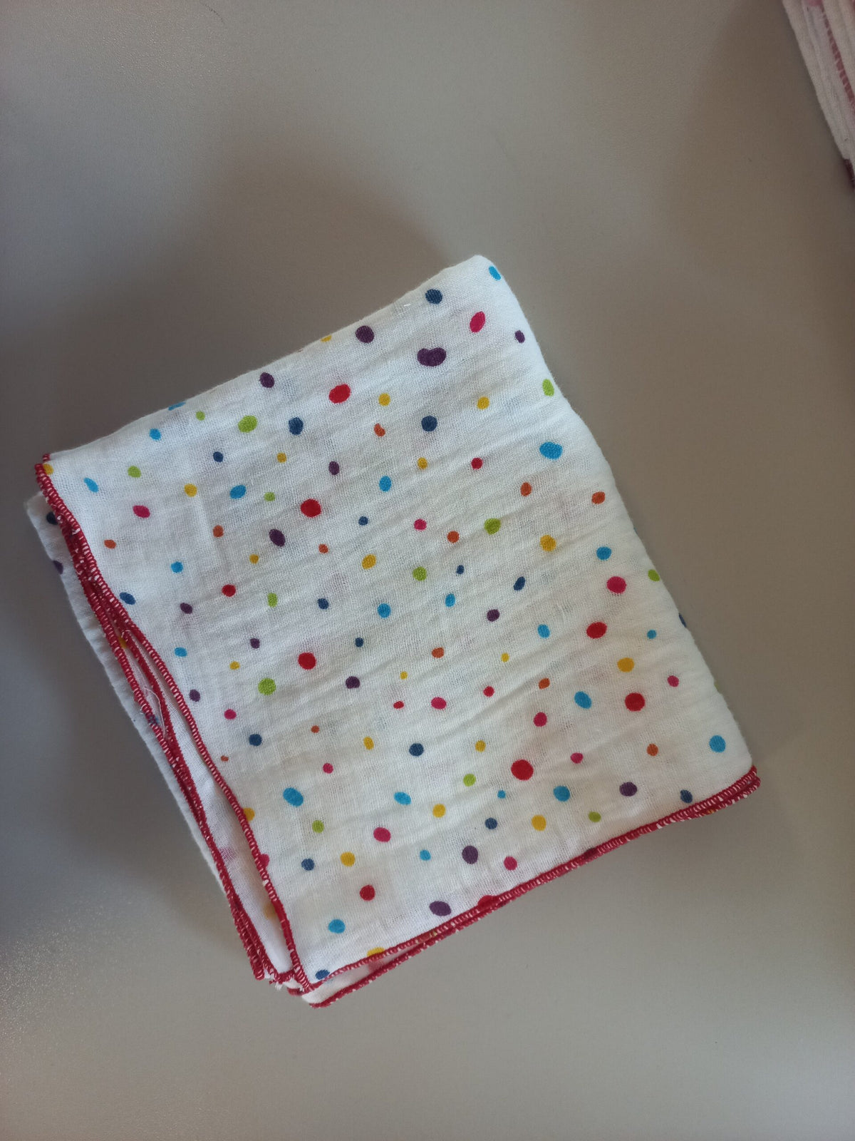 Nuschi 60x60cm - farbige Punkte roter Rand