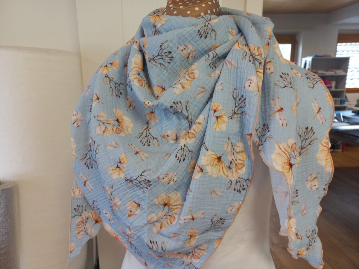 Musselin Dreiecksschal blau mit Blumen und Schmetterlingen