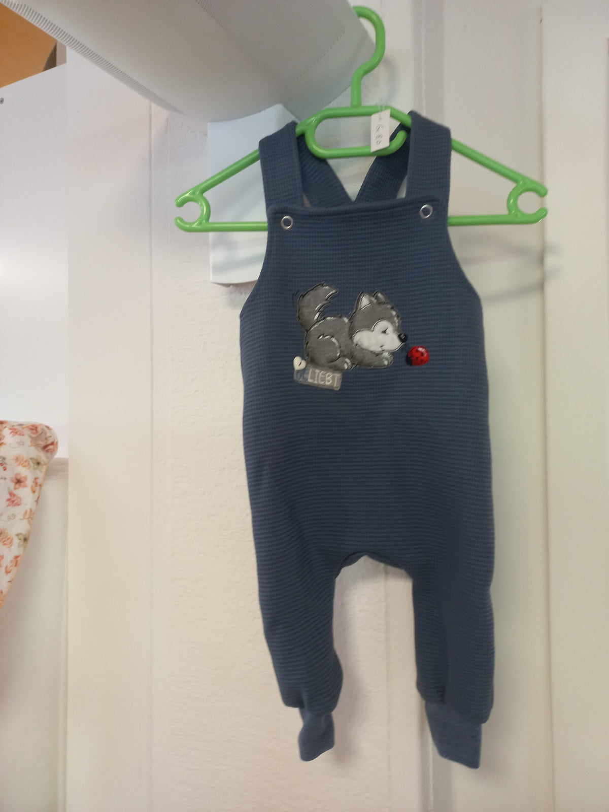 Latzhose blau - kleiner Wolf mit Marienkäferli Gr. 80