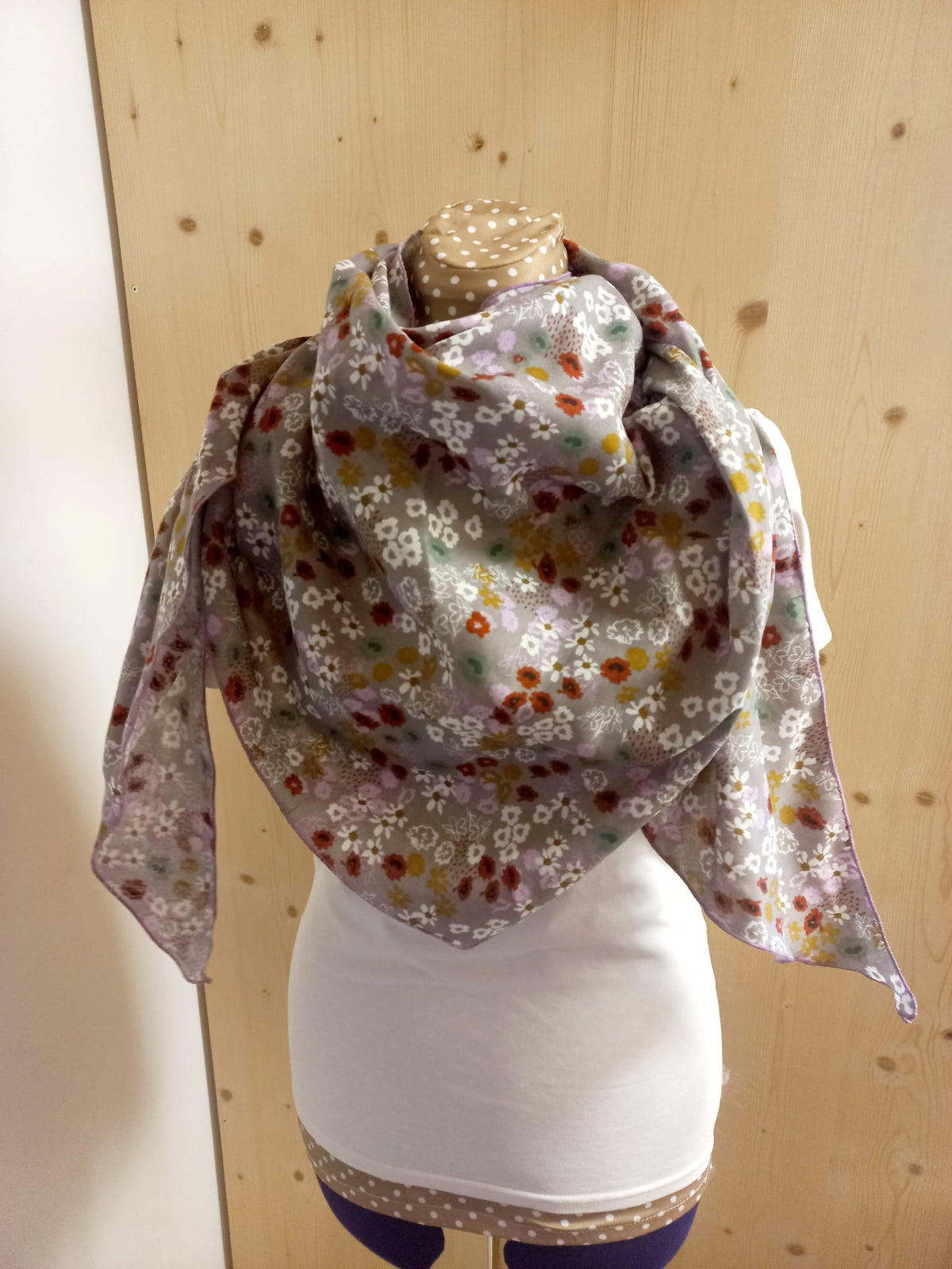 Musselin Dreiecksschal feine Blumen lila