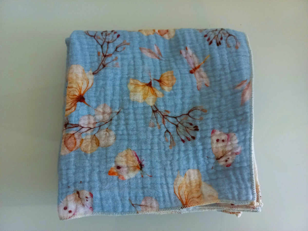 Nuschi 60x60cm - blau mit Blumen und Schmetterlingen